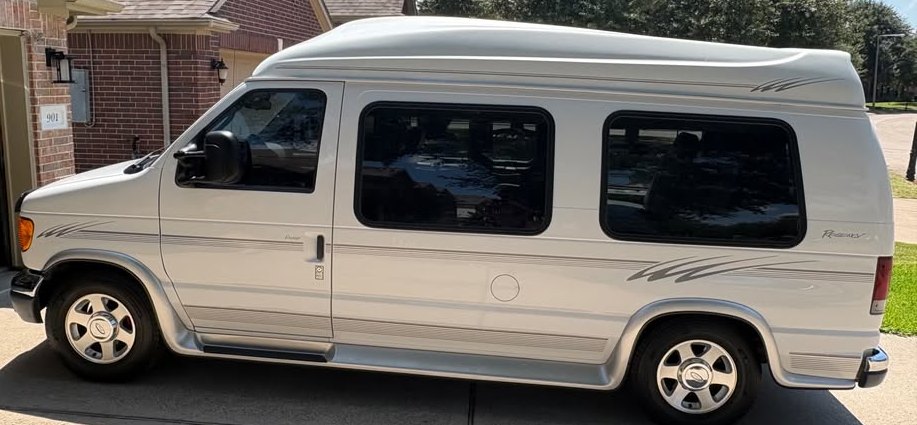 2004 Ford E-150 High Top Conversion Van - Image 4