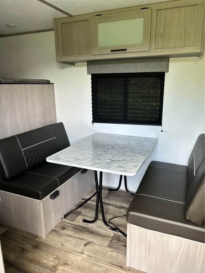 2024 Coleman 17B Travel Trailer - Image 2