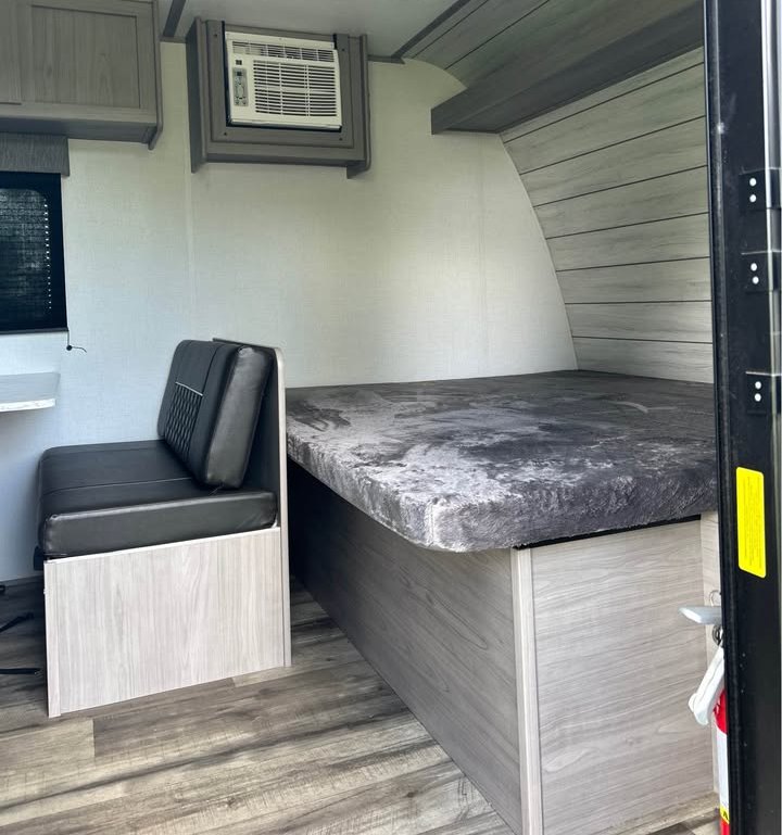 2024 Coleman 17B Travel Trailer - Image 3